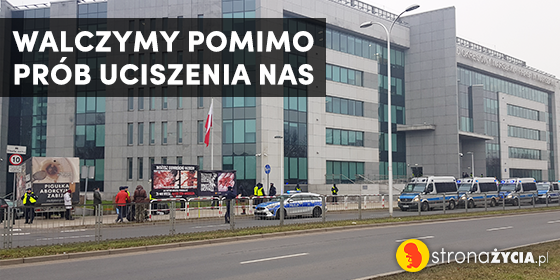 Zdjęcie z akcji pod sądem [foto]